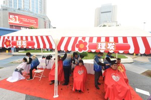 五一不休息，上海劳模工匠在街头提供志愿服务