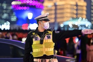 五一假期首日上海外滩客流超42万人次，警方全力保障安全