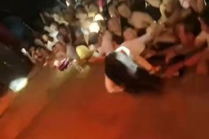 山西晋中警方通报女演员被观众拉下舞台致伤：两人被行拘