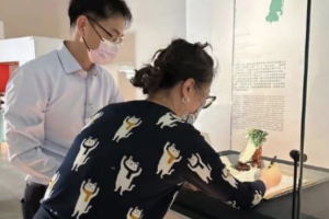 在翠玉白菜旁签文件、清洁人员随意进出库房，台北故宫博物院又被批