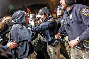 美警闖哥大暴力清場 逮捕300示威者