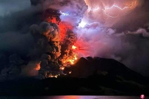 印尼拉翁火山喷发五次 当局发出海啸警告