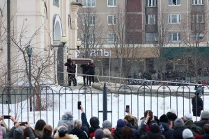 数千人悼念纳瓦尔尼 克宫警告别进行非法集会