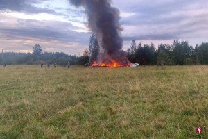 俄称已找到坠毁飞机的飞行记录器和10具遗体