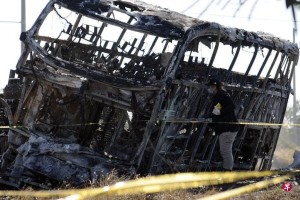 墨西哥巴士与卡车相撞 19人遇难