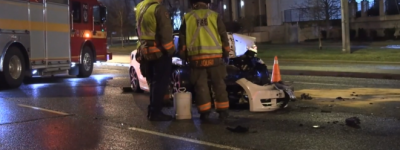 汽车在多伦多街头撞上TTC公交 车头撞烂