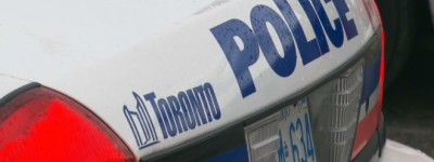 男子涉嫌从12楼阳台往下扔椅子被捕，多伦多警方寻目击者