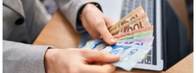 2025最低工资大涨！这些省份打工人笑了！最高涨至$17.94！