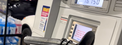 被我抓到了！网友实拍加油站油枪不加油时也照常收费