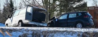 魁省致命交通事故！一辆满载外国人的中型货车撞上SUV，1死7伤！