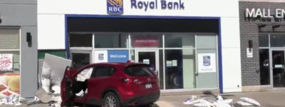 惊险！密西沙加司机突然失控，驾车冲进银行，多车受损！