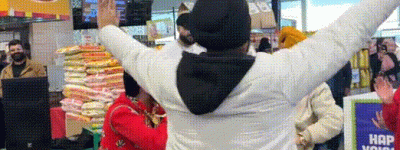 炸锅! 宾顿超市遭大批印度人”攻占”劲歌热舞! 同胞都看不下去了!