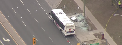 飞来横祸！多伦多汽车冲撞公交亭！两名候车乘客一死一重伤