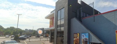 太可怕！华人爆料：带娃吃麦当劳遭碰瓷袭击，辣椒喷雾当场喷脸！