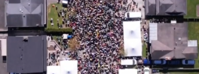 太震撼! 70万人潮塞爆加拿大街头! 博励治”戴头巾”亮相簇拥前行!