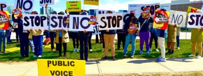 华人举牌抗议在密西沙加 Erin Mills Mall 计划建造9栋高楼方案