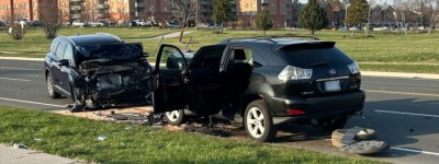 士嘉堡华人区两车迎头相撞！5人送医，包括1名儿童