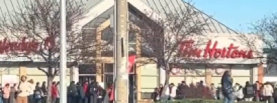 惊呆！多伦多Tims门口排长龙！网友：这是在排队驱逐出境！