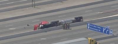 运输“危险货物”的油罐车在401上侧翻，司机死亡，快车道双向封闭