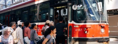 多伦多公交专用道引发商户强烈反弹：便利通勤还是威胁经济？