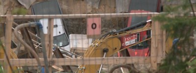 加拿大建筑工地发生坍塌：地陷吞噬多辆工程车，一名工人死亡