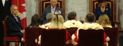 御座演说给足了国王面子：但是演说一结束就提出了抵制王权的法案