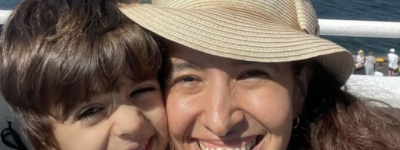 公交车突然冲上人行道四岁男童不幸身亡，其母生命垂危