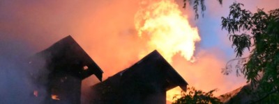 火光冲天！大温民宅深夜烧毁！宝马电车惹祸？