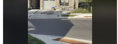 安省屋主太倒霉了！宝马车社区飙车失控 把他家撞成这样