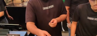 多伦多连锁炸鸡店”围攻”食客: 带血鸡翅没问题, 全都是这样的!