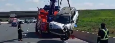 密西沙加女司机开车睡着冲入401高速公路旁的一个池塘