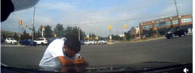 万锦Costco路口“碰瓷”现场：印度男子飞身扑车+装伤倒地 全程曝光