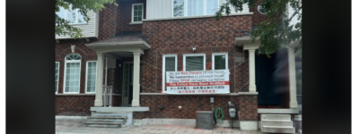 “万锦快比宾顿更糟了”：华人新房遭泼漆破坏 被迫挂中文横幅自保