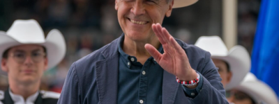 卡尼总理首次访问卡尔加里牛仔节：一身打扮遭吐槽太土