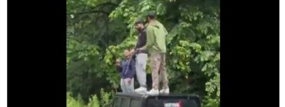 加拿大3名印度小伙站SUV车顶开枪扫射 弹壳遍地！视频疯传