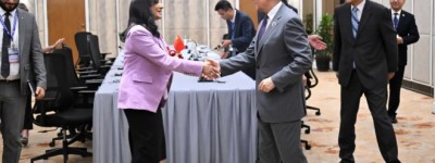 王毅会见加拿大外长阿南德