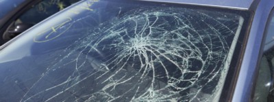 401高速公路惊现空中掷石砸碎车窗，警方寻找两名嫌犯