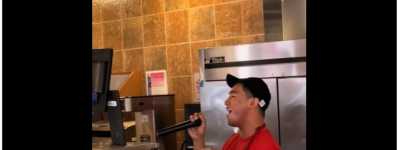 多伦多Tim Hortons亚裔员工上班”K歌摸鱼”名场面疯传! 网友吵翻天