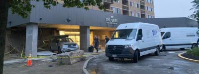 北约克公寓楼外发生天花板坍塌事故，砸中汽车一人受伤