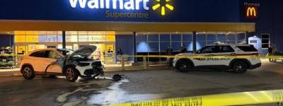 太吓人了！列治文山沃尔玛超市门口，司机突然失控撞行人