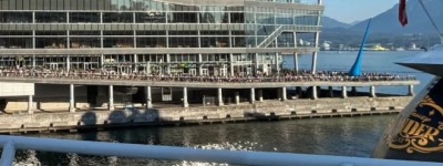 温哥华市中心大排长龙！大批美女熬夜打地铺、支帐篷就为抢这个!