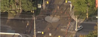 多伦多惊现巨型路面塌陷！ 临近多所学校受影响