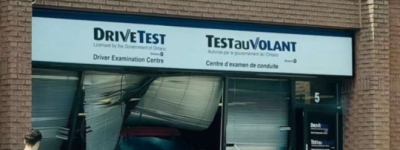 绷不住! 一辆福特”烈马”撞烂安省驾考中心! 网友爆笑!