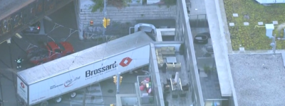 多伦多西区拖挂卡车撞上候车亭：车内一人受轻伤被送往医院