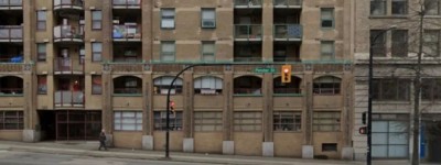 恐怖! 女律师温哥华街头遭裸男攻击，还被撒尿羞辱!