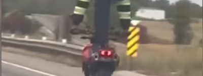 堪比印度阅兵！400号高速公路上摩托车手表演“杂技”，警方急查