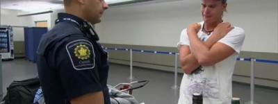 加拿大海关粗暴不讲理：一言不合竟然…请你当众脱裤子！