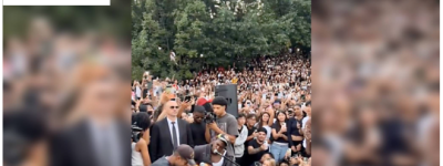 多伦多数千人挤爆公园”免费快闪”: 爬树扛梯子疯狂抢位 只为看他