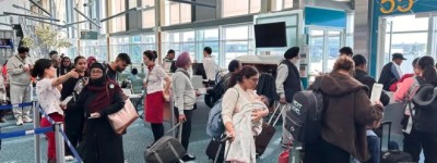 温哥华飞香港航班大乱！大批印度人轮椅排队，狂吃特殊餐