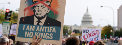 多伦多人“不要国王”反特朗普示威：逾300人美国领事馆外抗议